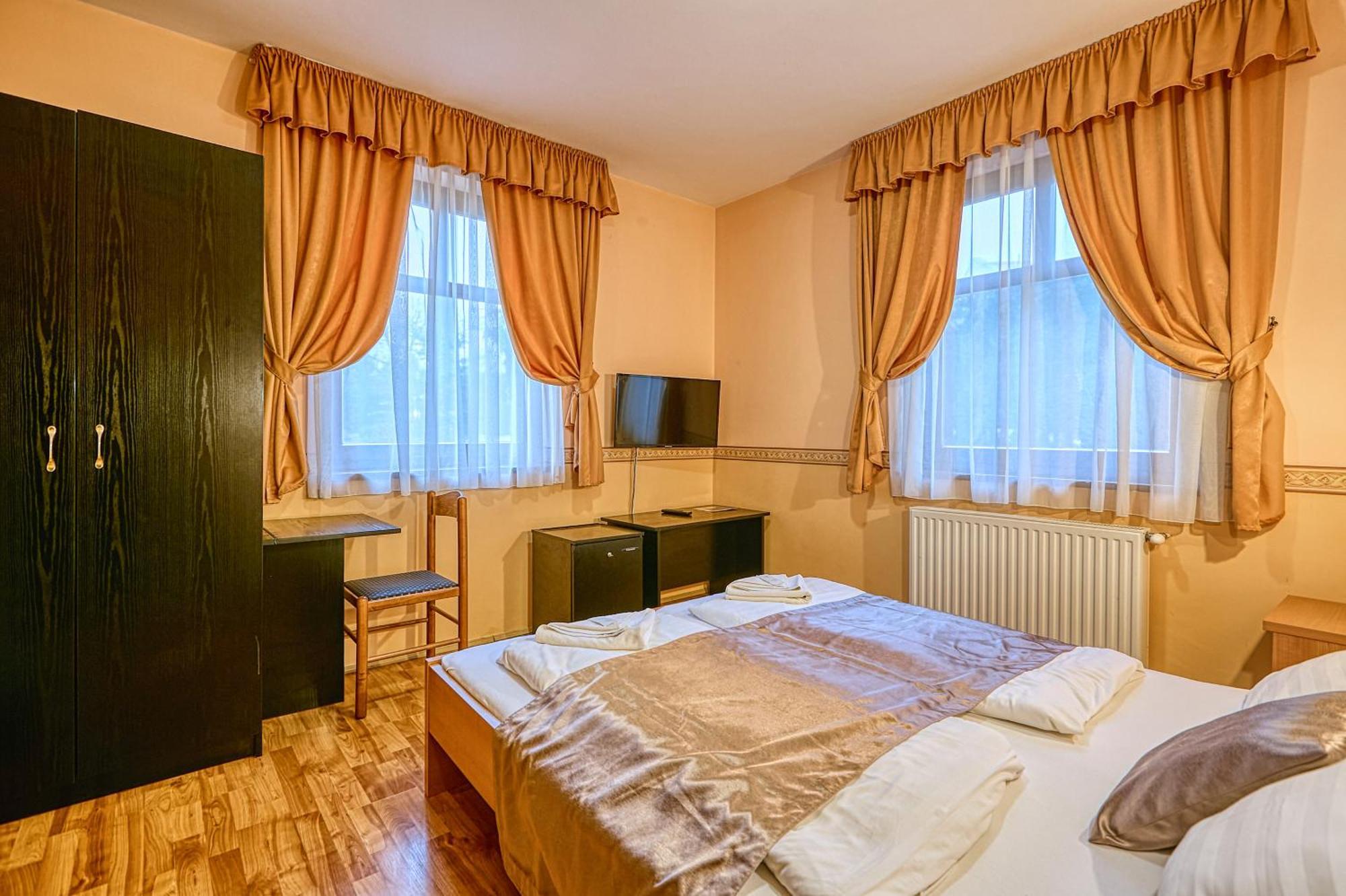 Bed and Breakfast Pihenőkereszt Panzió Sopron Exterior foto